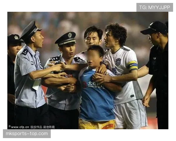 身体冲撞犯规判定标准及裁判执法细节解析